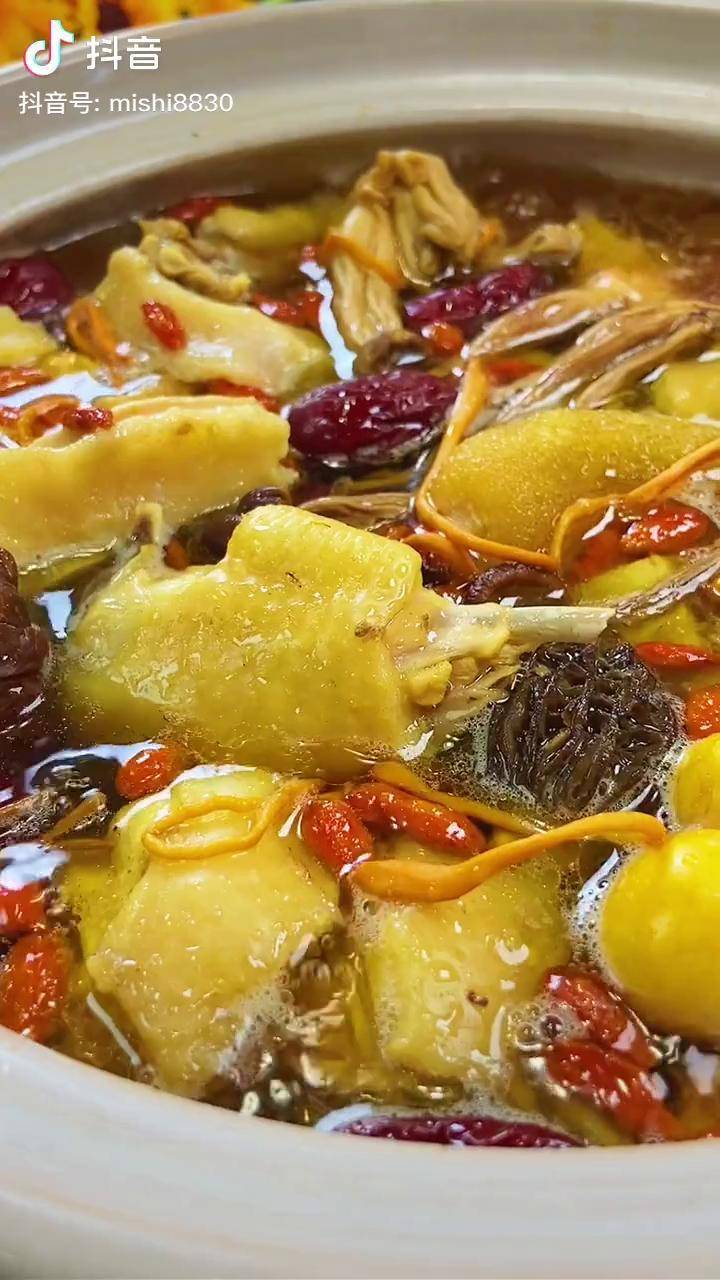 秋天到了,滋补又营养的汤要多喝,松茸菌菇鸡汤,汤鲜肉嫩.