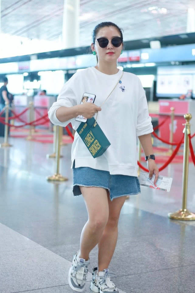 原创何洁身穿白t恤搭配牛仔短裙现身自信秀出美腿扎马尾辫尽显干练