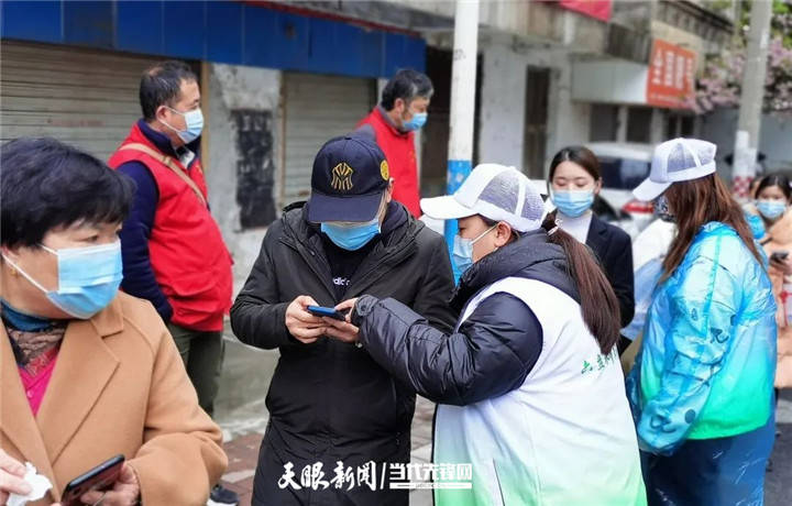 志愿红共筑青防线——贵州青年志愿者投身疫情防控一线速写