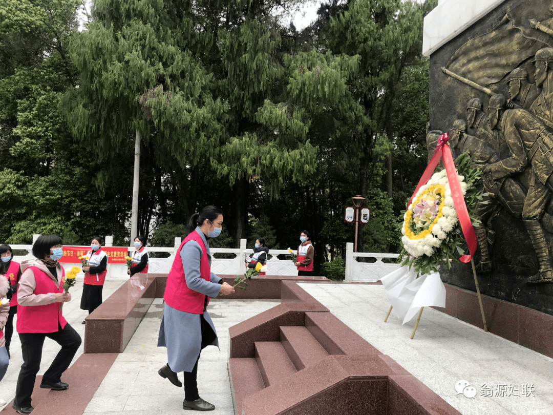 首先,巾帼志愿者在烈士陵园门口为社区居民们发放清明节"文明祭扫"