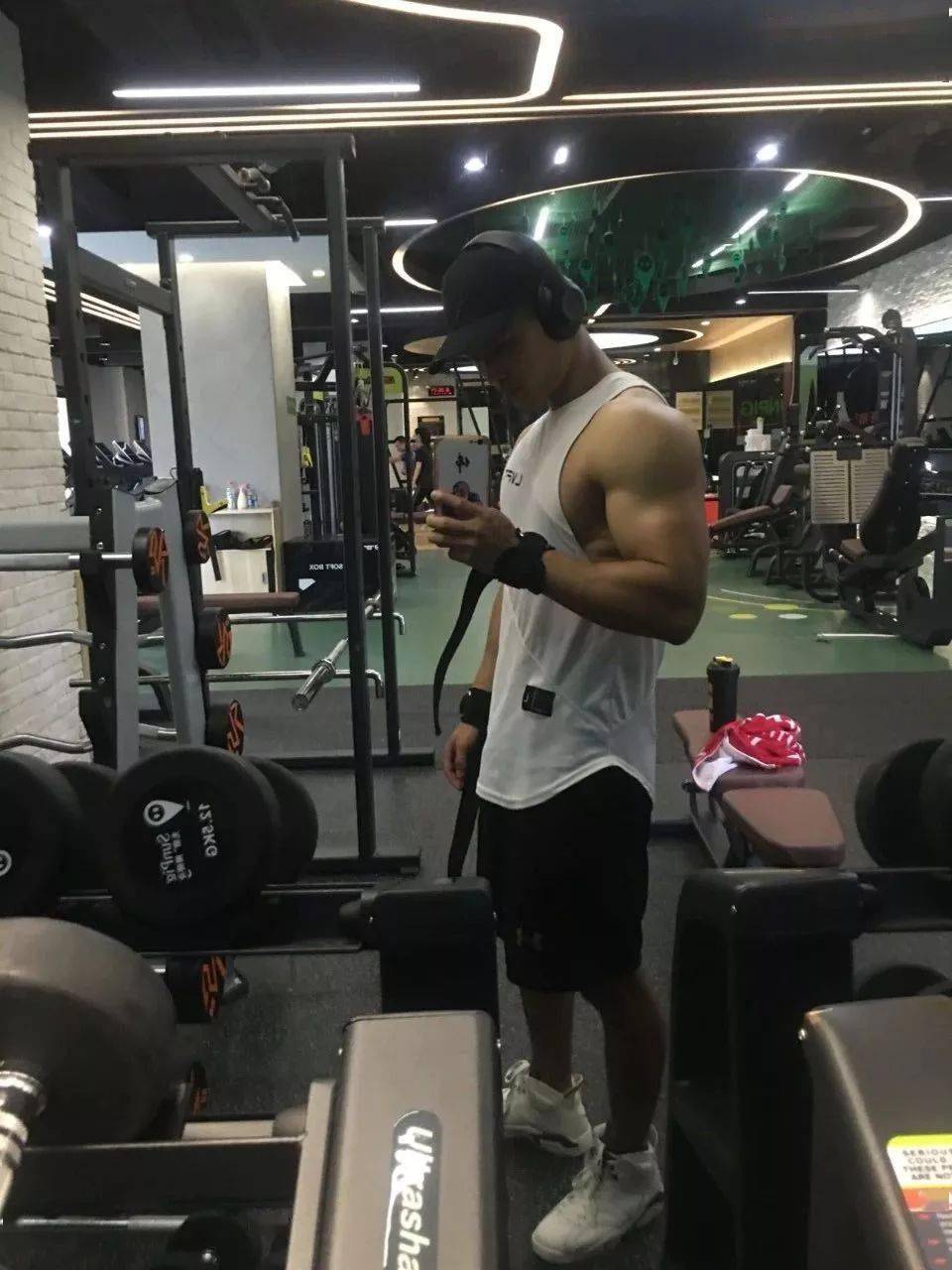 男生肩宽腰细是一种什么样的体验