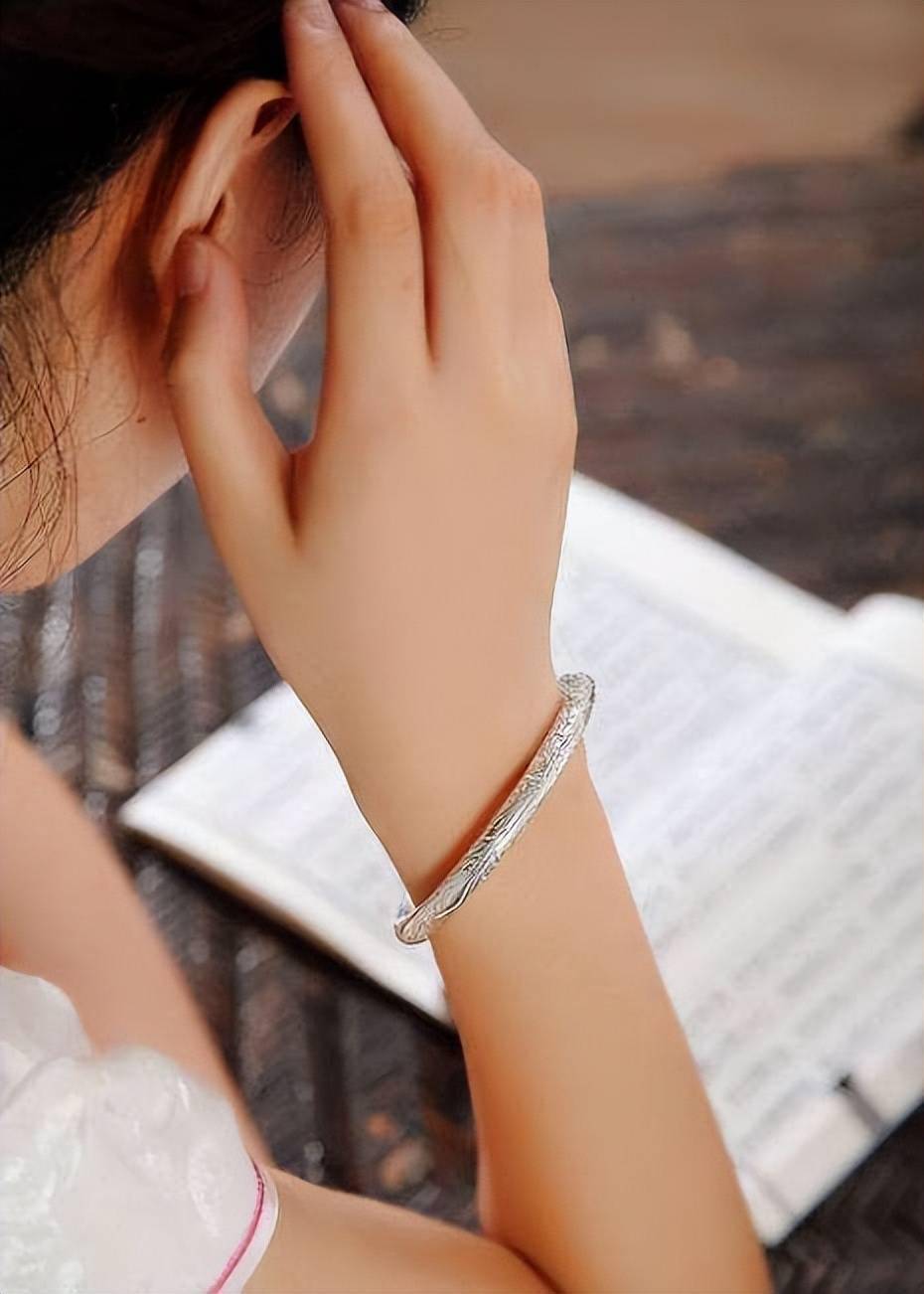 女子长期佩戴银手镯真的对身体好吗医生终于说出实情