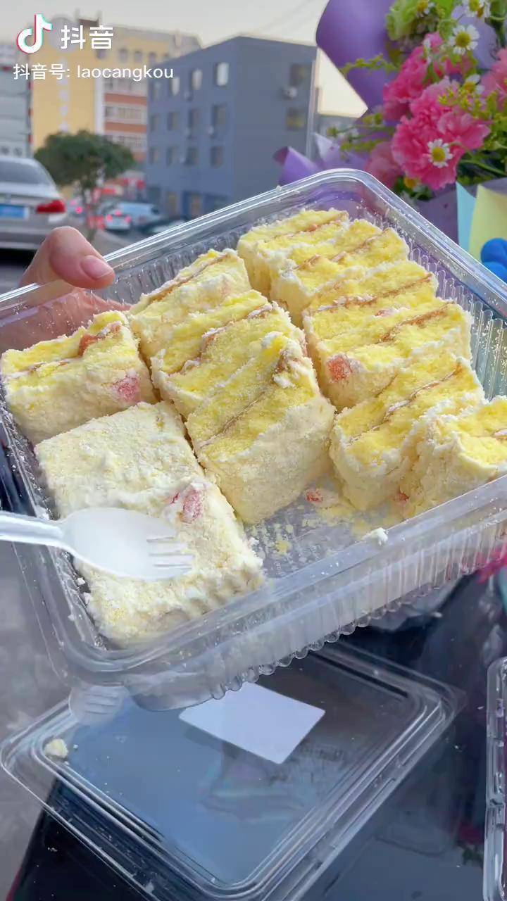 绵密的全蛋戚风蛋糕 搭配特浓的乳粉和白桃果粒,口感太绝了蛋糕 甜品