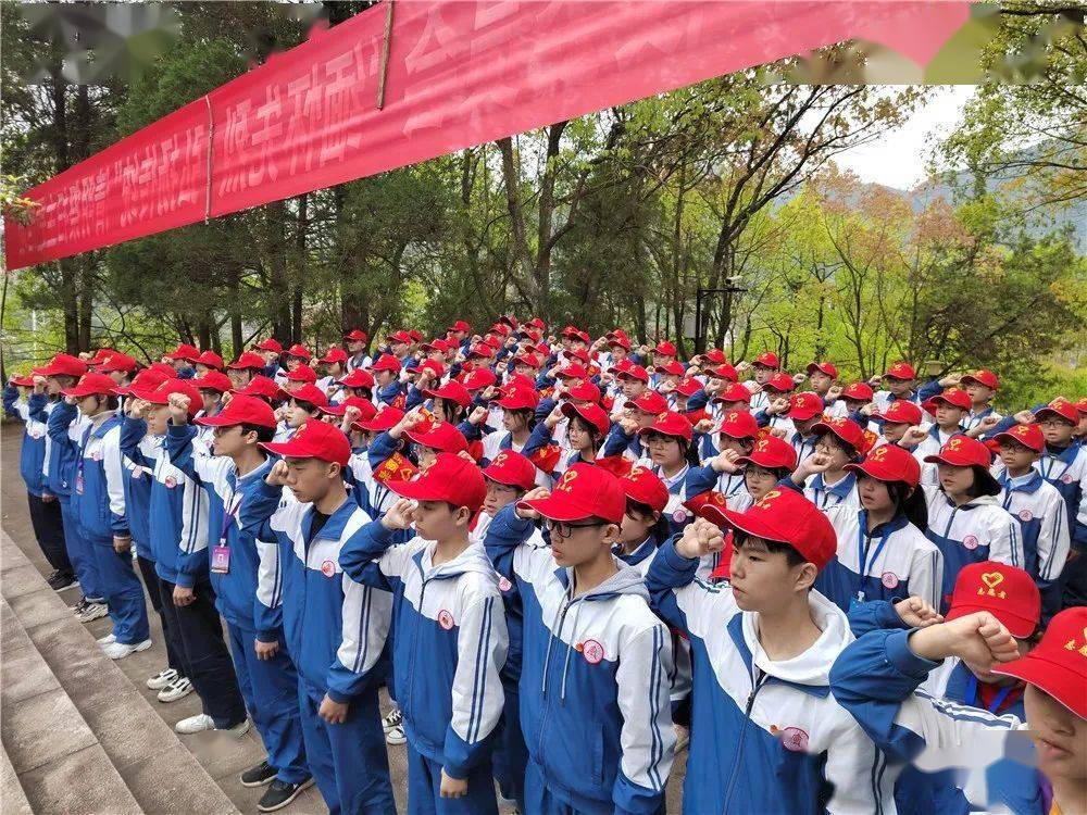 宣汉中学来鹿学校开展缅怀先烈清明节祭扫活动