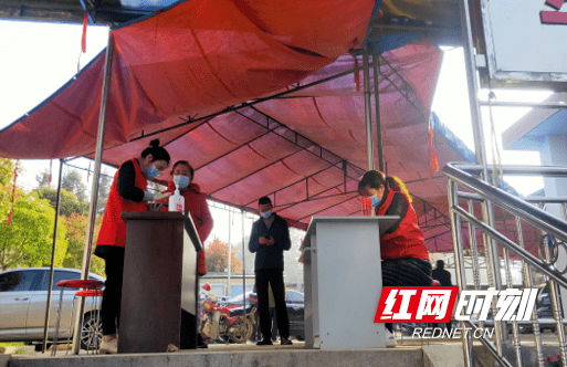 抗疫同行构筑生命防御线 青年志愿者助力长沙县北山镇核酸检测筛查
