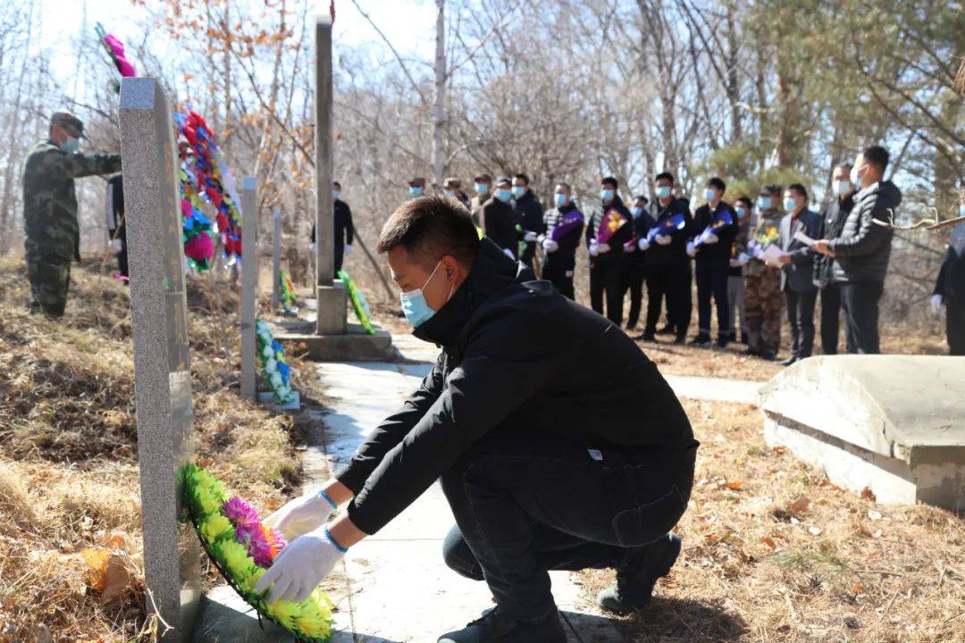 翠柏青松伴英烈清明祭掃寄哀思