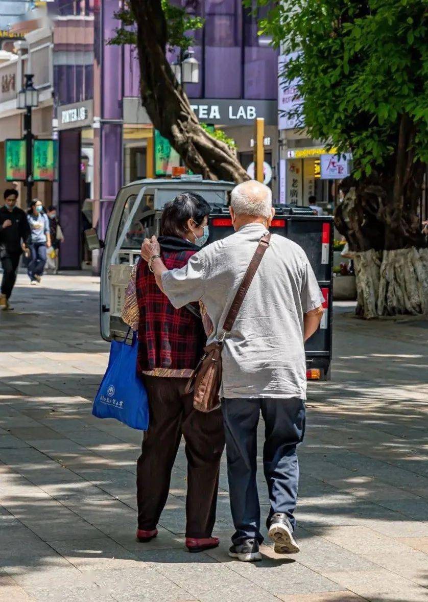 我们收集了74个广州街头的背影一张照片便是一个故事