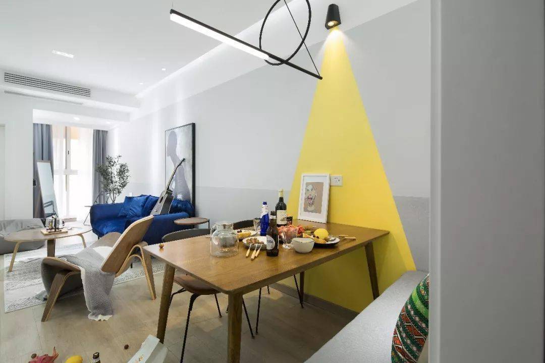 65平的简约风小户型二居室灰色与白色做拼色墙真的好有创意