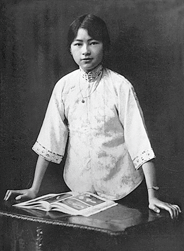 1916年,林徽因与表姊妹们身着培华女子中学校服合影.