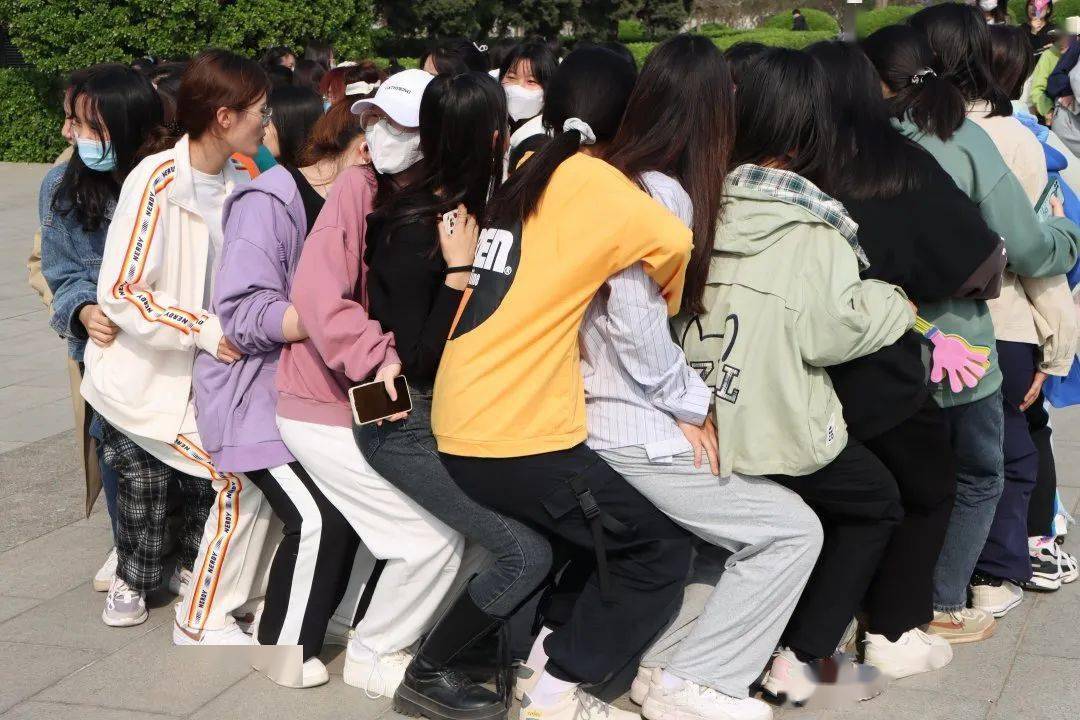 人椅游戏讲求团结合作和相互信任,张建老师总结的时候