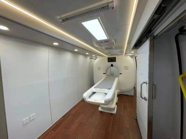 闵行首台移动ct车入驻闵行体育馆方舱医院