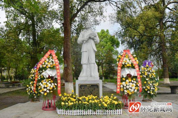 怀化职院师生深切缅怀名誉院长袁隆平向袁爷爷学习争做一粒好种子