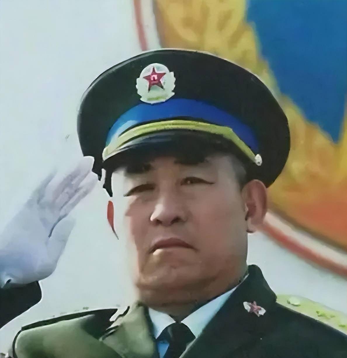 他是成都军区第一任空军司令员，1988年授中将衔，三年后却被免职_手机 