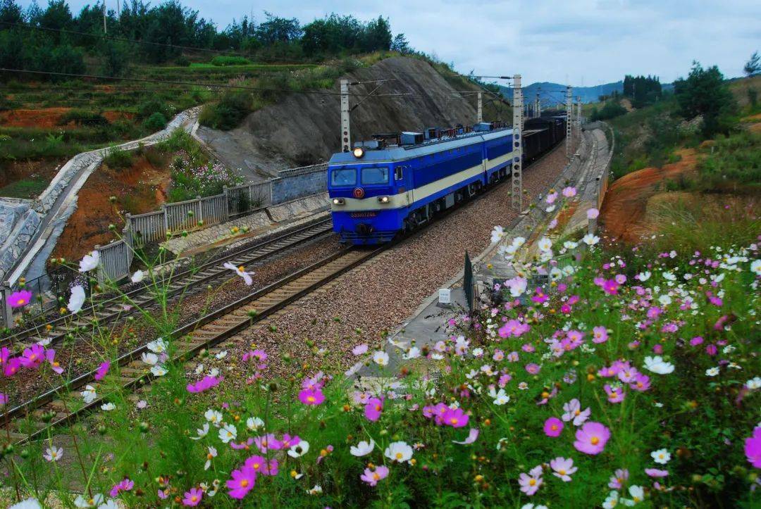 风雨无阻奔向复兴中国铁路昆明局集团铁路改革发展25周年巨变
