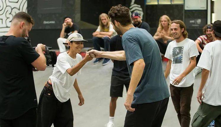 上课的内容就是滑板和学习剪辑视频?