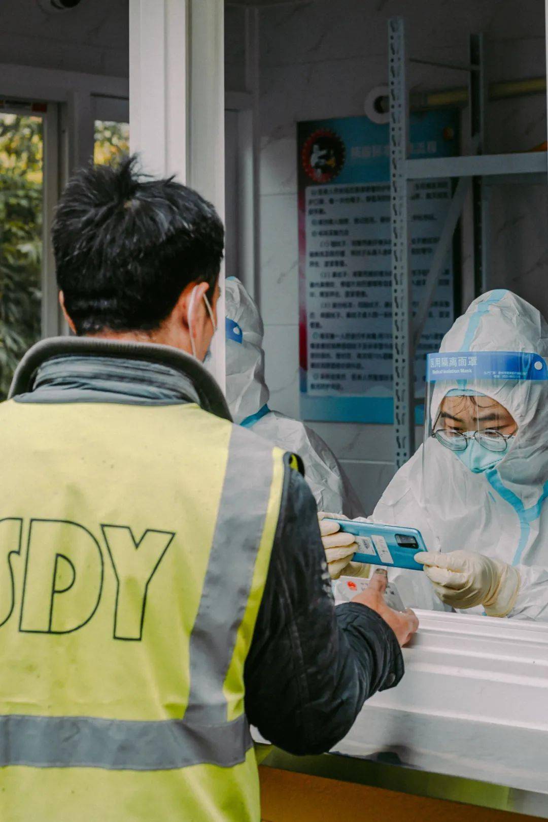 疫情之下请看见这些普通人