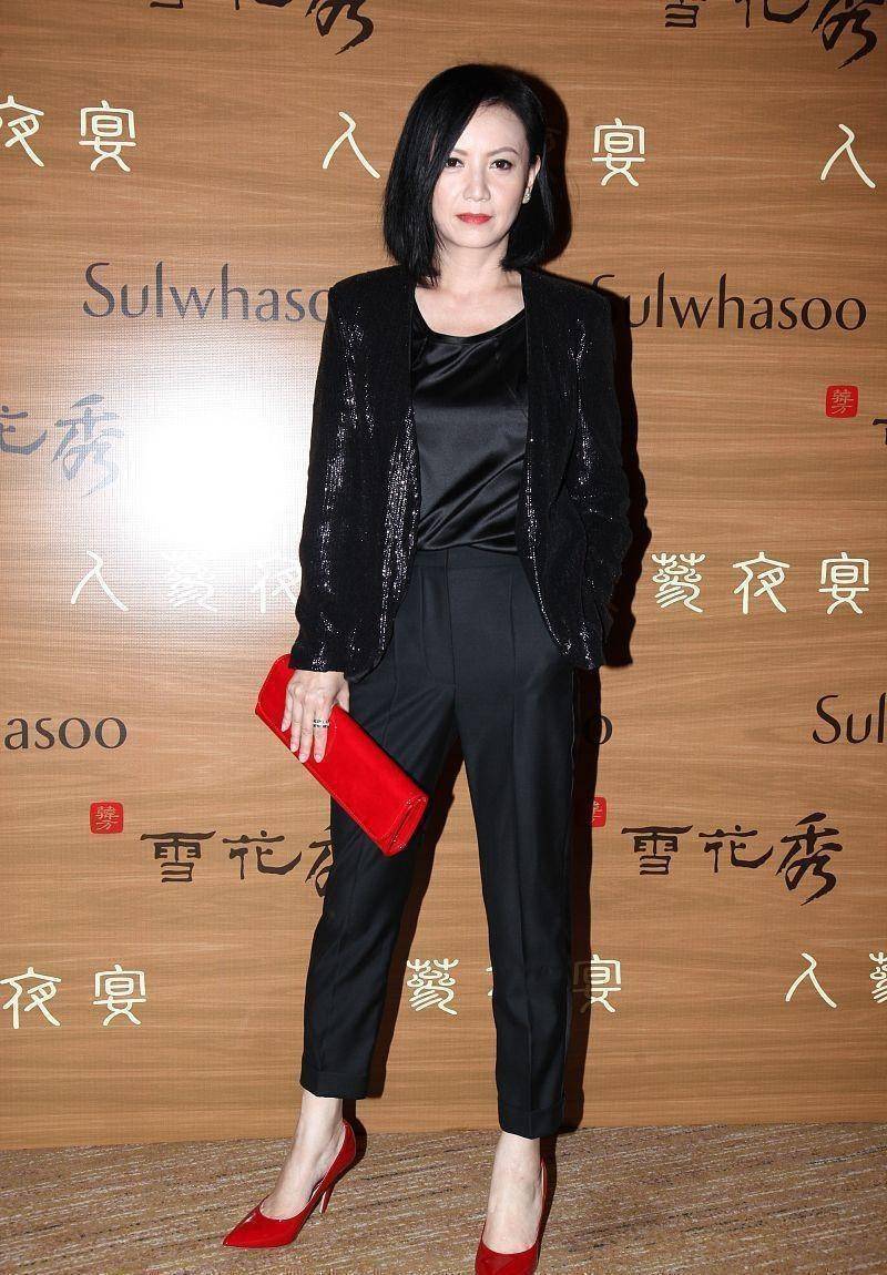 曾华倩真是不见老,穿皮衣配拼接亮片裙,身材好就得穿得招摇