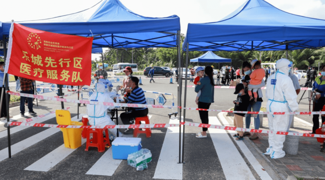 乐城医疗服务队员的身影在核酸检测点绘成了一道最美风景线,他们用