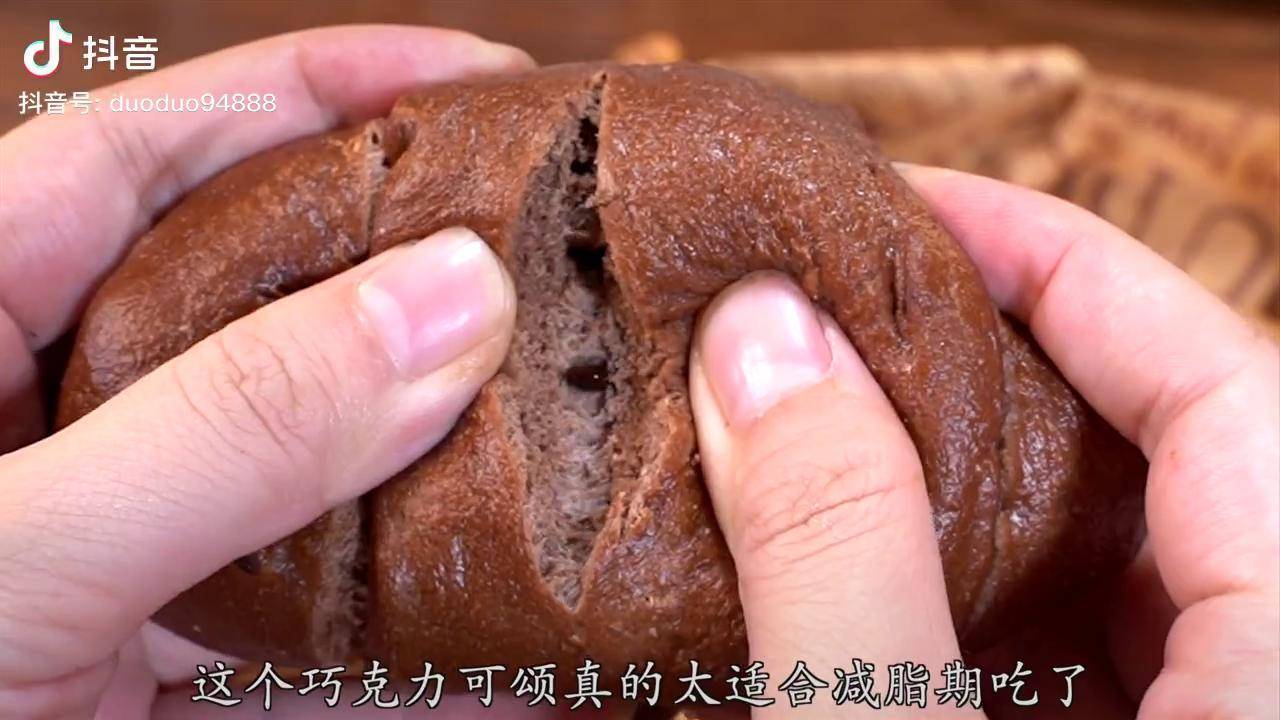 我真的太喜歡吃這個巧克力可頌了當作一餐的主食剛剛好可頌巧克力