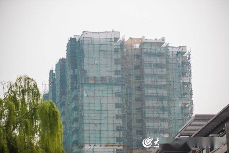 矮了近三分之一探访济南东湖大厦拆除现场四台挖掘机楼顶同时作业