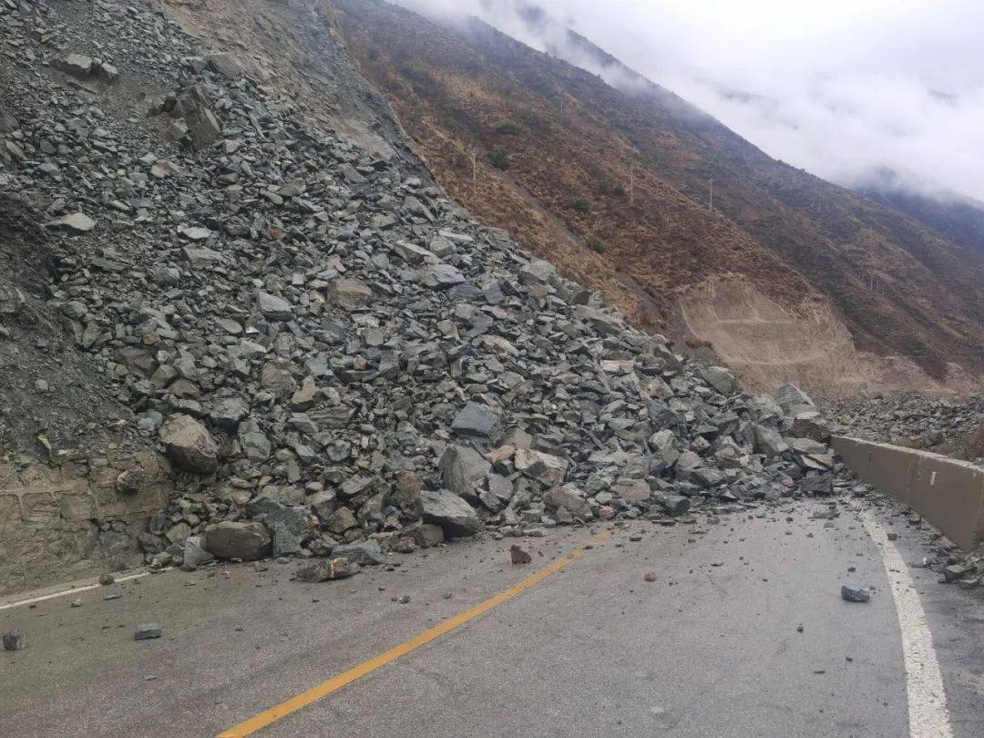 国道215线(香维公路)k2948 800米处山体塌方,道路阻断,无法通行