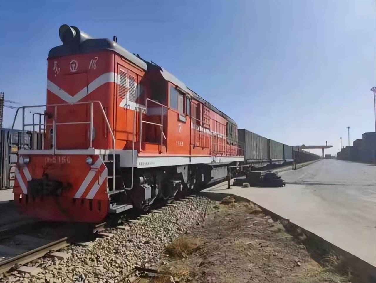 驰援上海抗疫1300吨牛奶从石嘴山市惠农火车站起程