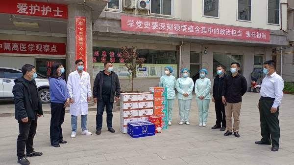 卢氏县疫情防控指挥部相关负责人来到该县中医院隔离点,看望慰问坚守