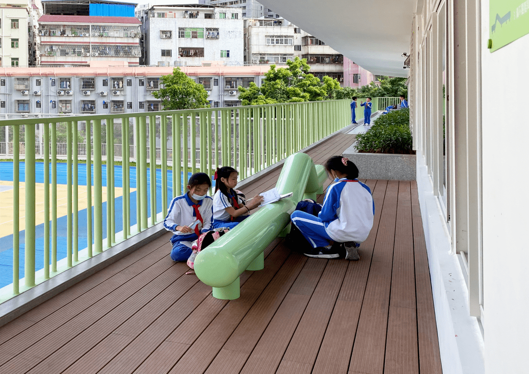 我们设计的新沙小学里有30多个雕塑坐凳,放置在校园各处,等待学生们