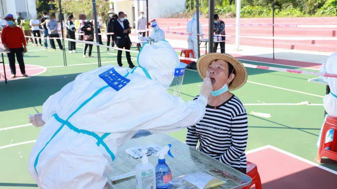 乐城医疗服务队员的身影在核酸检测点绘成了一道最美风景线,他们用