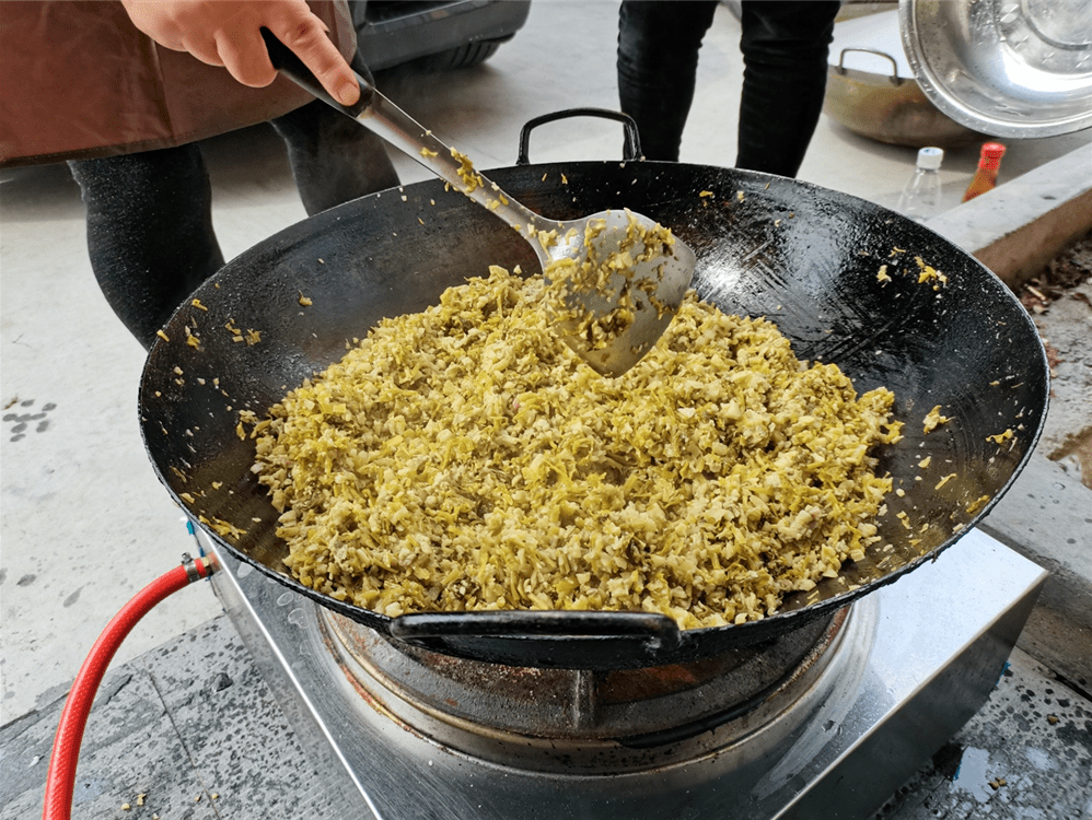 包艾餃裹艾團麵糰和好後,艾餃的包法也有講究.