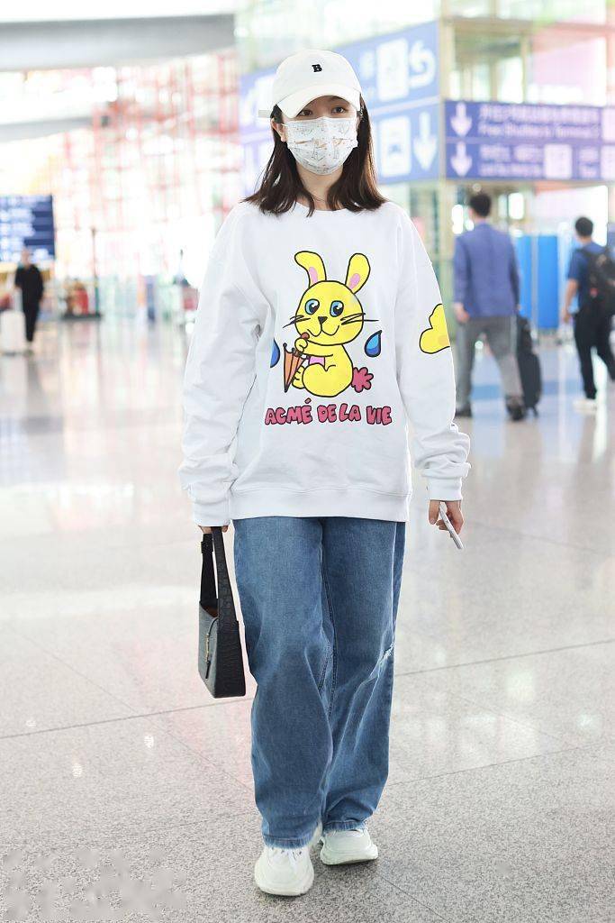 卫衣搭配牛仔裤简约又减龄谁穿谁时髦