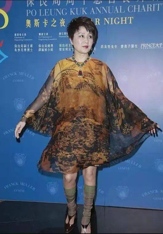 梁安琪穿踩脚袜凉鞋这穿法好无语完全没有何超琼的贵族气质