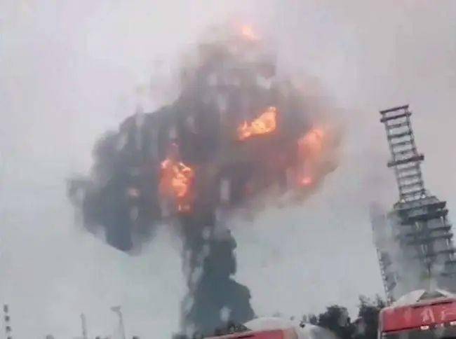 广东一工厂发生爆炸致4死1重伤车间瞬间成废墟