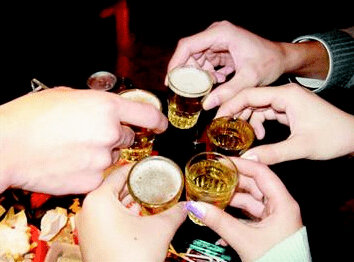 酒后行为失控真吓人!