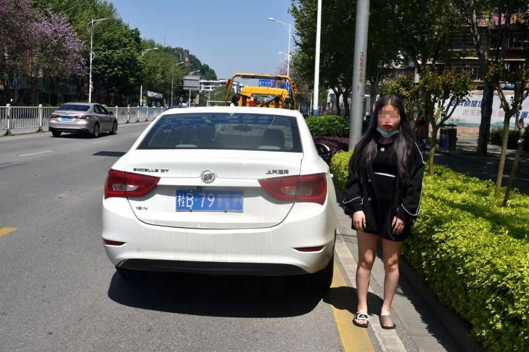 头部没有受到严重伤害,其腿部有不同程度韧带拉伤,目前已回家休养