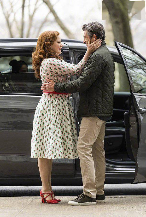 电影魔法奇缘2纽约热拍艾米亚当斯休闲出镜