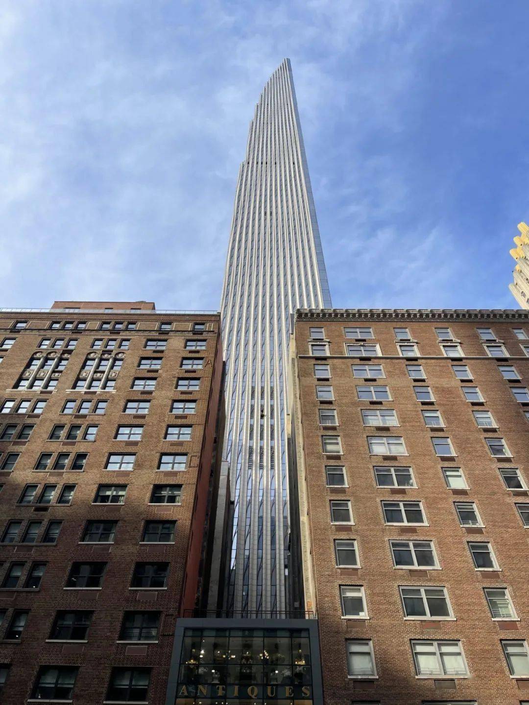 the steinway tower纤薄的外形从最近公布的实景照片可以看出一直备受