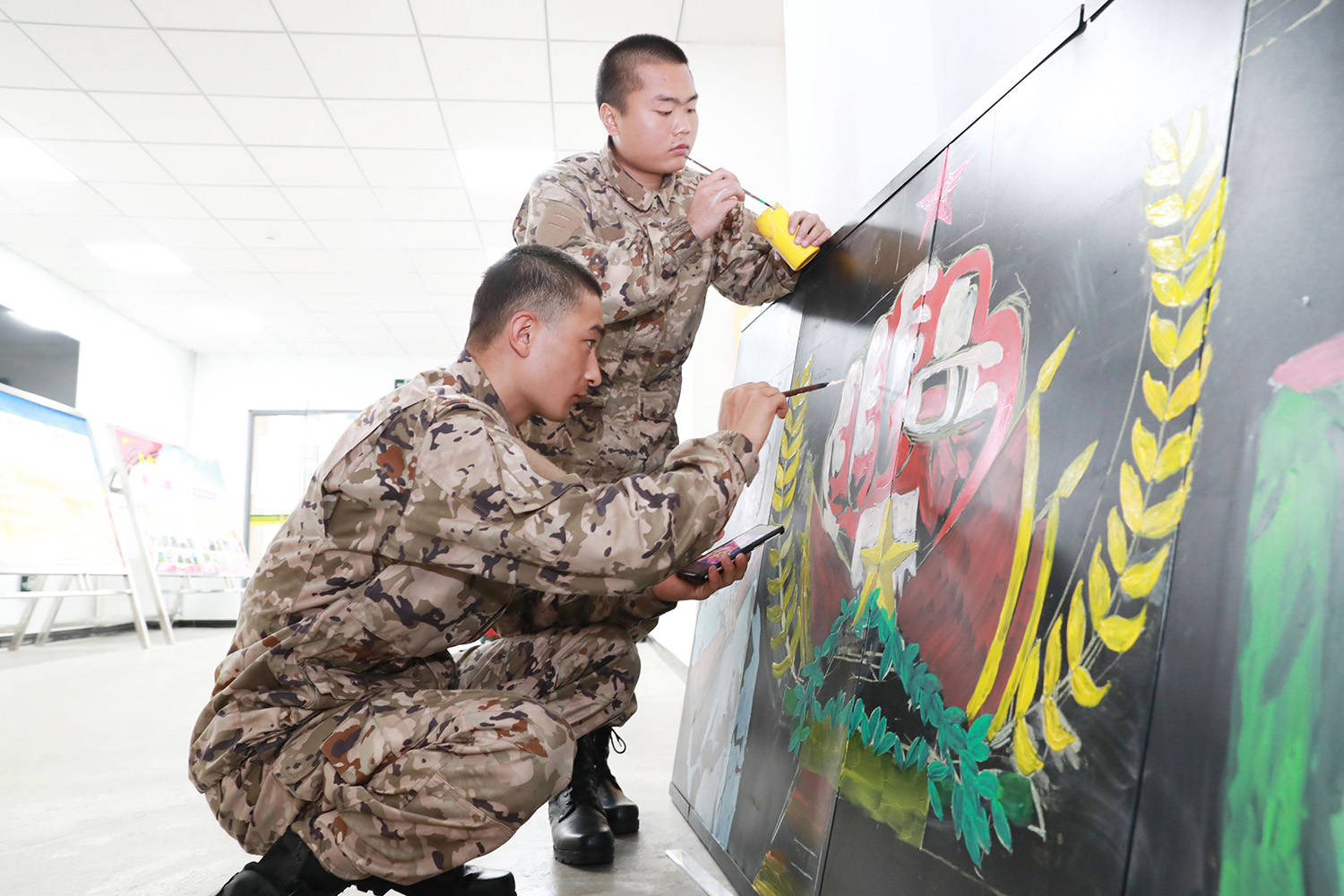 武警贵州总队新兵团用黑板报激发战斗力