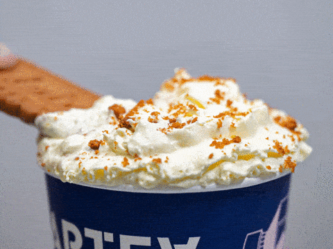 吃这款饼干茶也很有讲究,先用比利时小饼干挖上一勺奶油,品尝饼干与