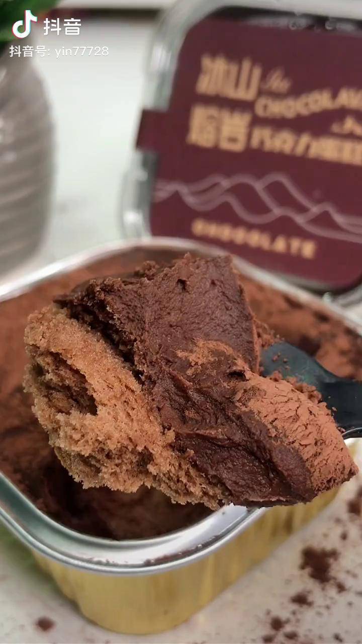 零食推荐冰山熔岩巧克力哇四个哎爆浆熔岩入口即化的不甜腻哦巧克力控