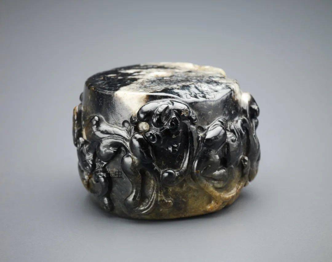 黑漆古与鸡骨白千年古玉的特点