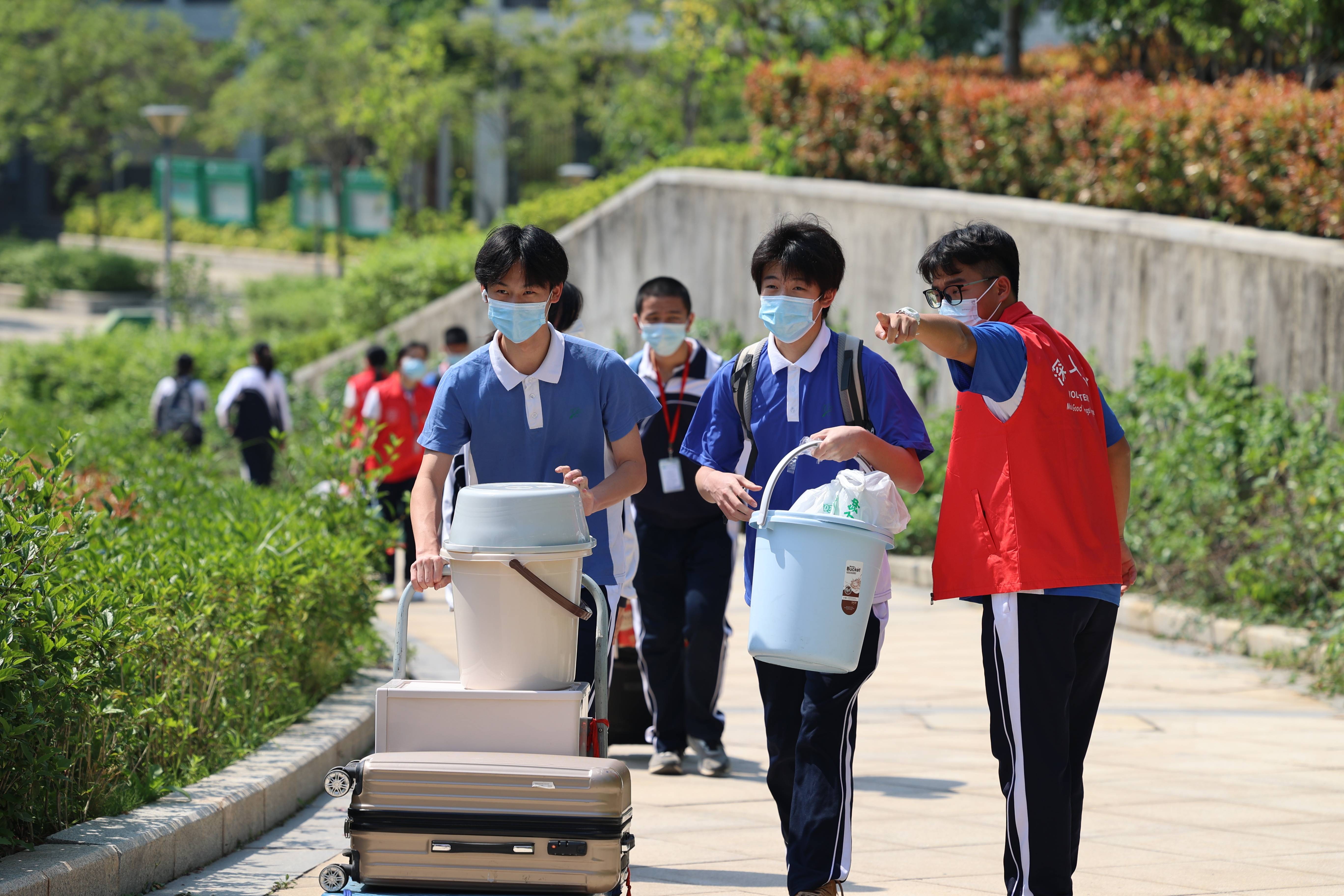 学校在防疫这方面做得挺好,进校时检查得很细致,确保我们学生的安全