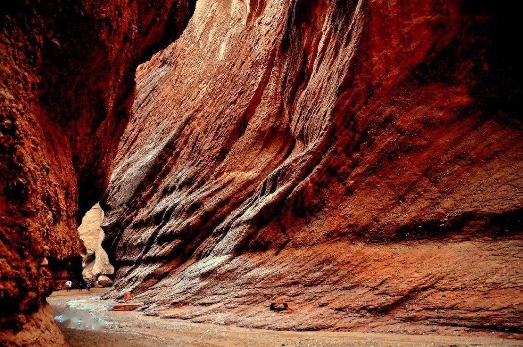 红色_火焰山_海滩