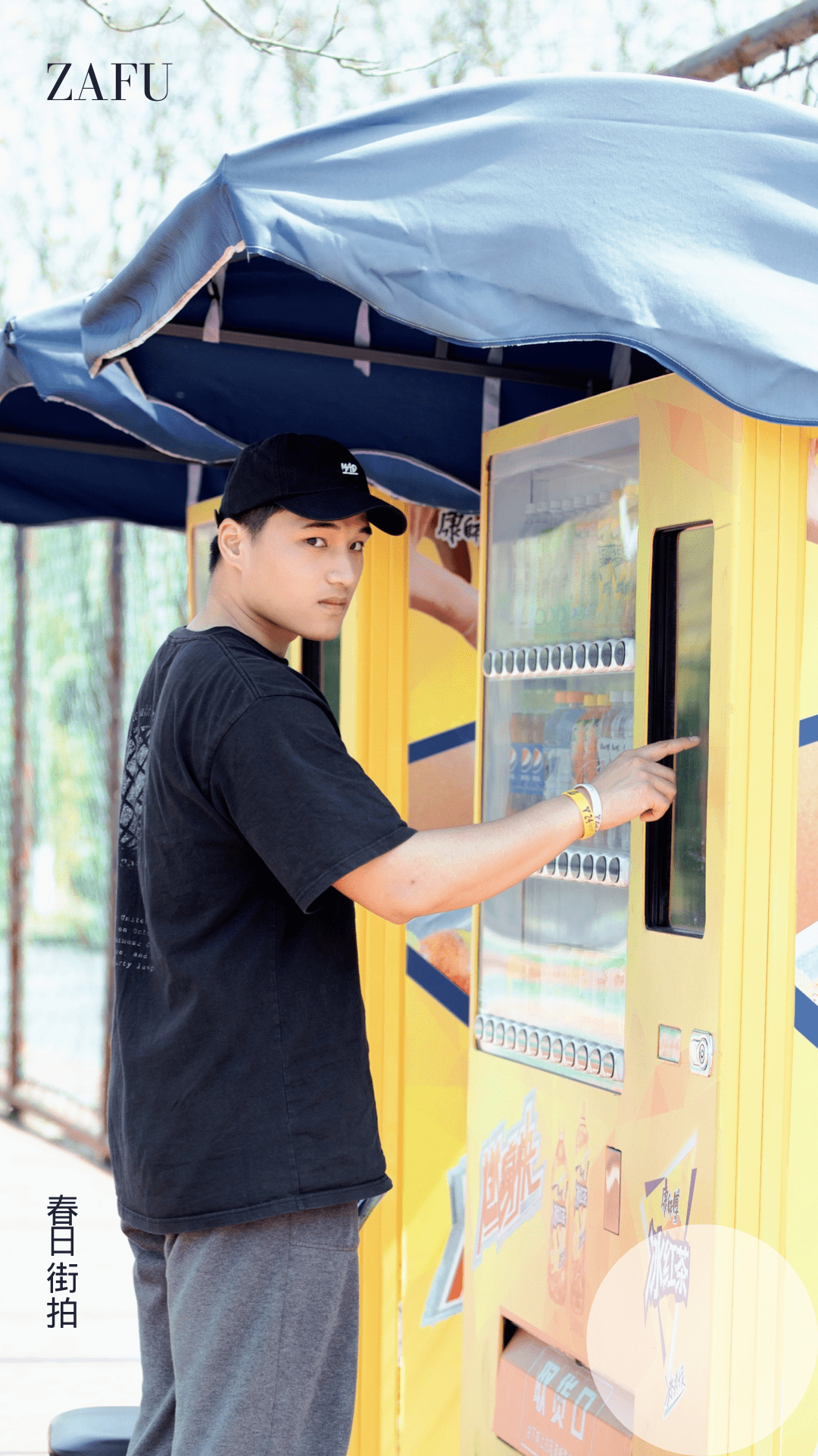 印花t恤搭配蓝色衬衫宽松舒适而又显得亲近加上卡其色休闲裤朴素大方