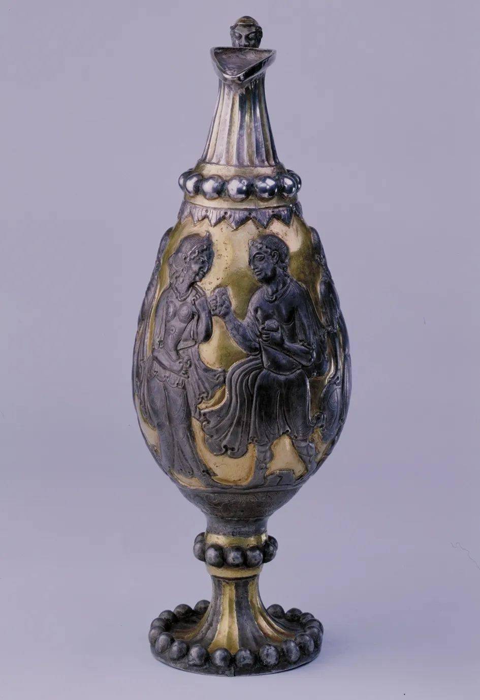 【线上识"国宝"】宁夏固原博物馆馆藏一级文物波斯鎏金银壶_斗篷_左手