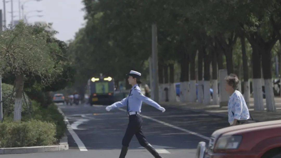 定格02:49秒丨央视频报道赤峰女交警 展现别样风采_女警_群众_李冰岚