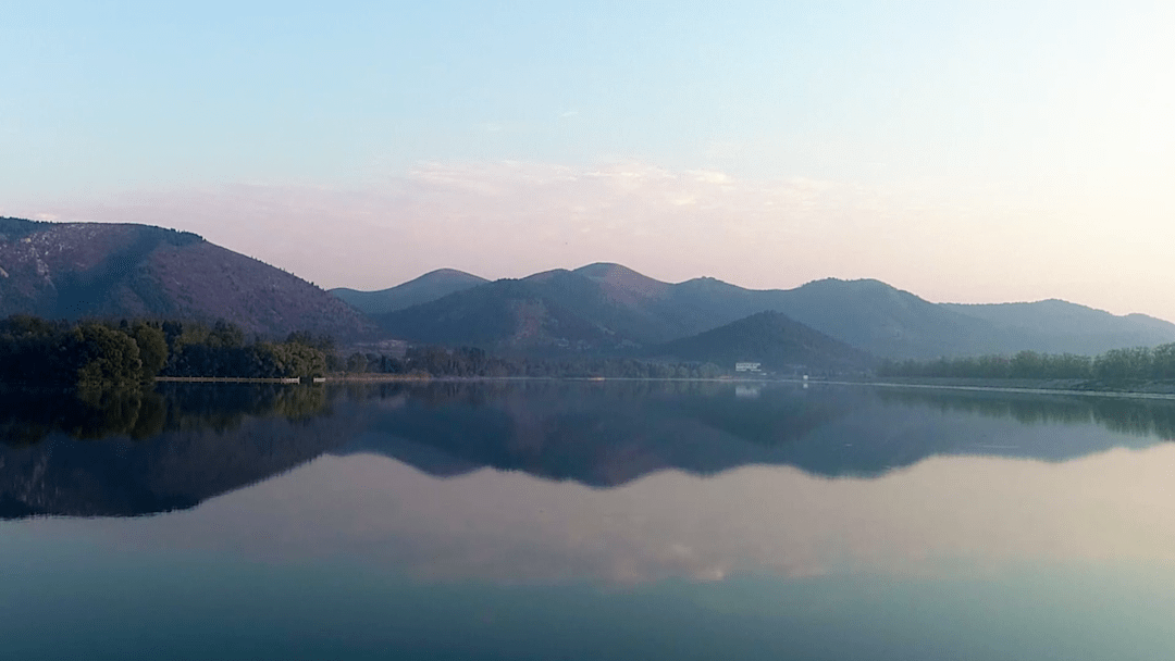 景色非常秀麗岸邊垂柳,龍柏,雪松相托湖畔四周綠樹環抱一望無際的湖面