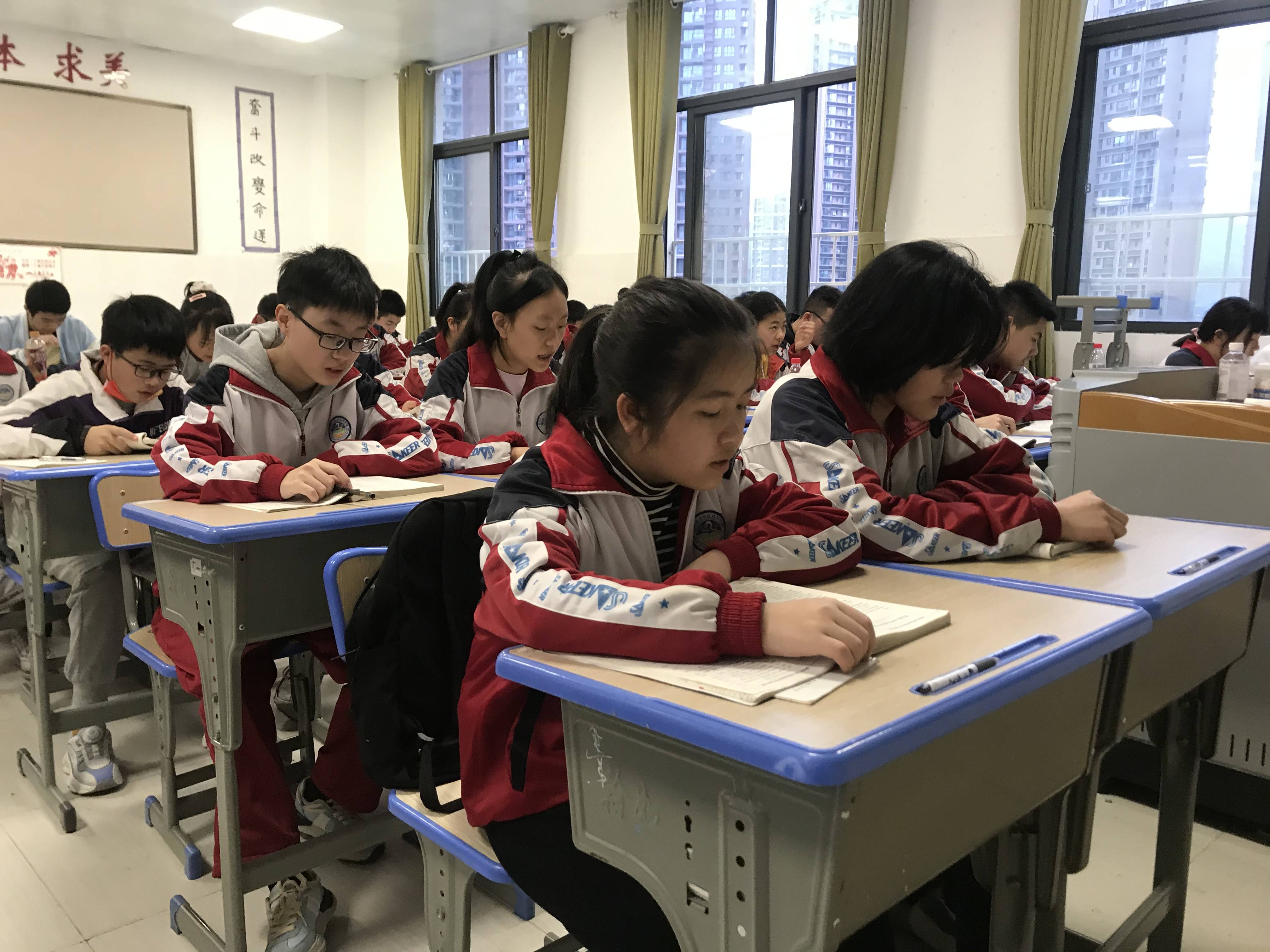 原达兴学校学生在日坛中学就餐场景教育公平,体现在"最安全的地方是
