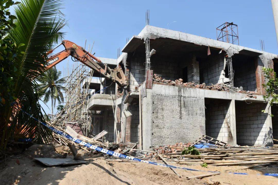 万宁市礼纪镇依法拆除2栋违法建筑物