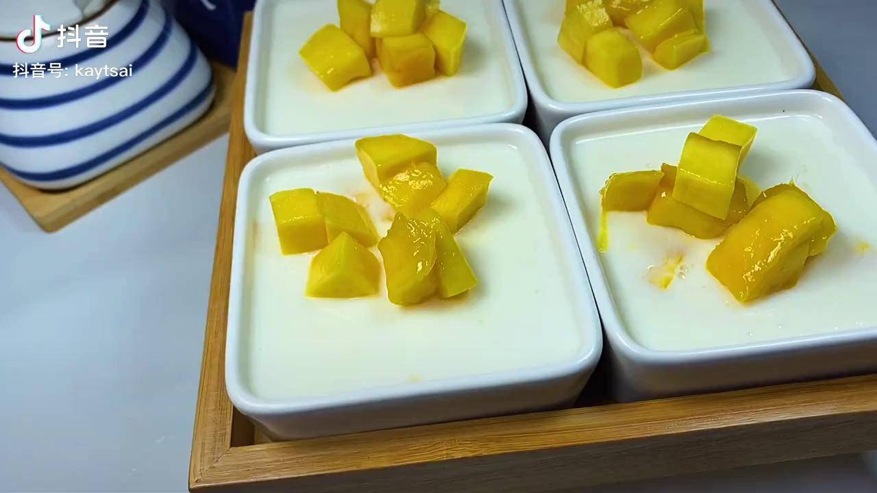 自制芒果布丁牛奶布丁自己做的吃的更放心小孩愛吃自制布丁美食vlog